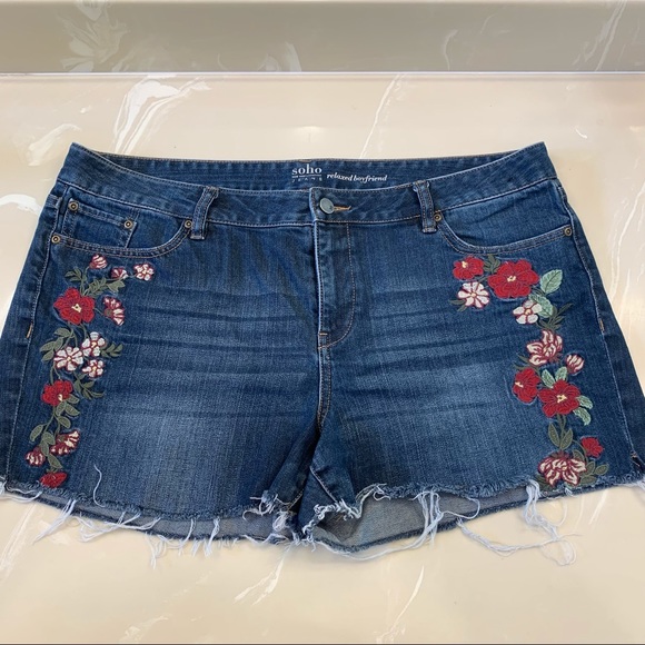 Soho Pants - • HOST PICK! [Soho] Embroidered Jean Shorts •